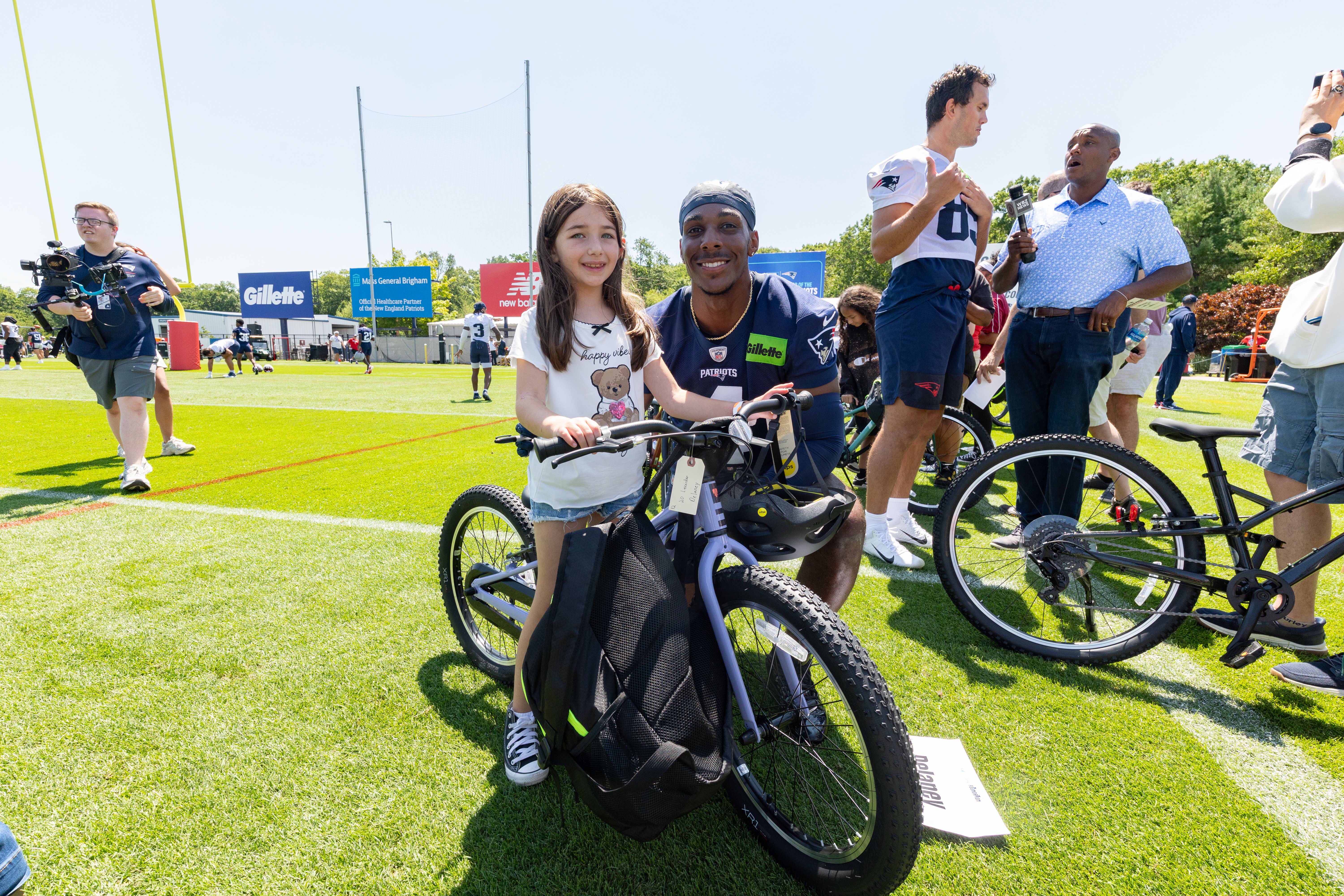 Patriots team up with Good Sports to donate 40 bikes to kids in need